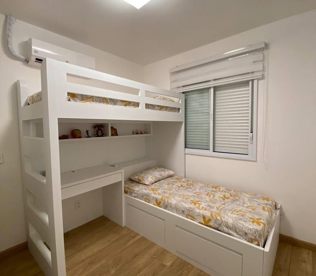 Quarto branco com beliche e escrivaninha debaixo