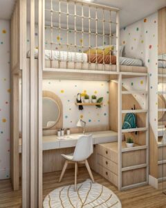 Quarto pequeno com móveis claros, cama em cima da escrivaninha