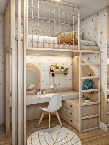 Quarto pequeno com móveis claros, cama em cima da escrivaninha