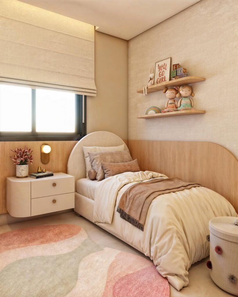 Quartp em tons neutros, com prateleiras e brinquedos, mesa de cabeceira suspensa e tapete colorido orgânico