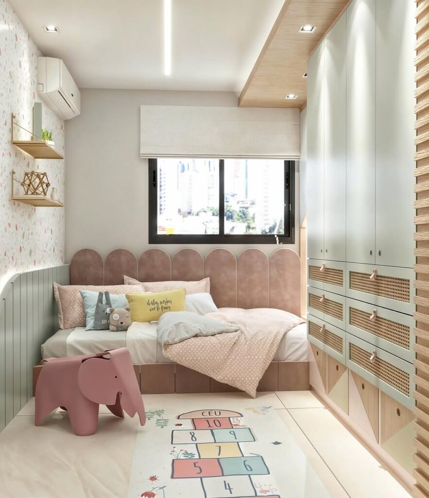 Quartpo em tons de rosa, branco e cinza, com cabeceira modular rosa
