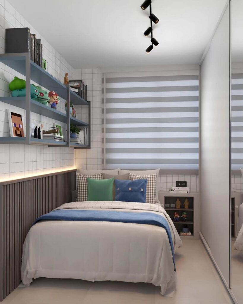 Quarto de menino com prateleiras aéreas com brinquedos