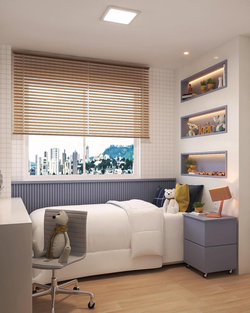 Quarto infantl com nichos embutidos e mesa de cabeceira azul