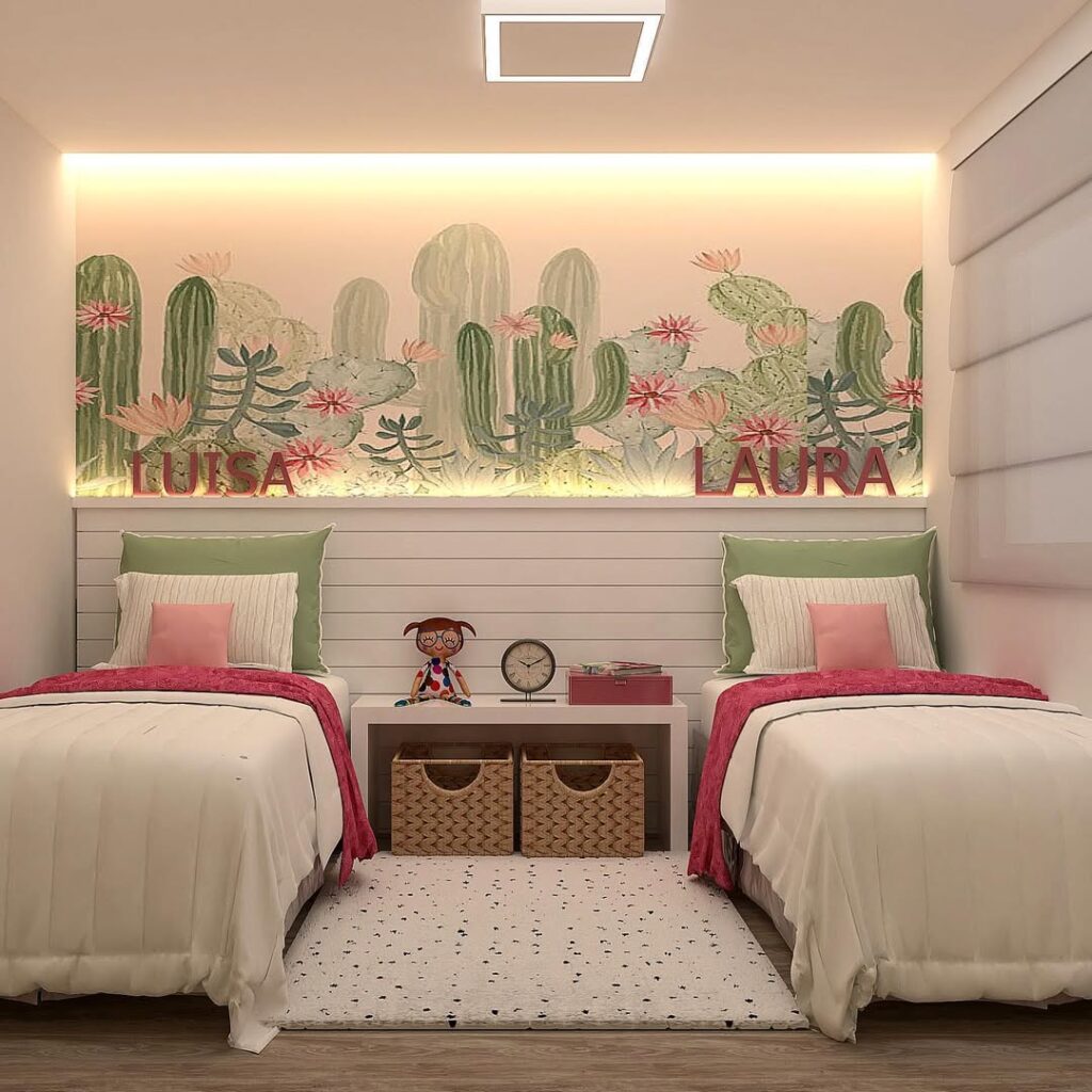 Quarto duplo de meninas branco com parede de cactos pintados