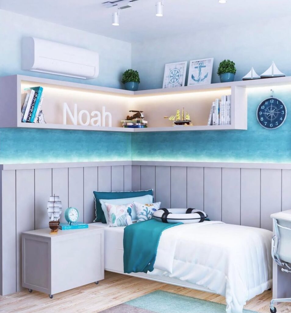 Quarto de menino em azul e branco, com prateleiras aéreas