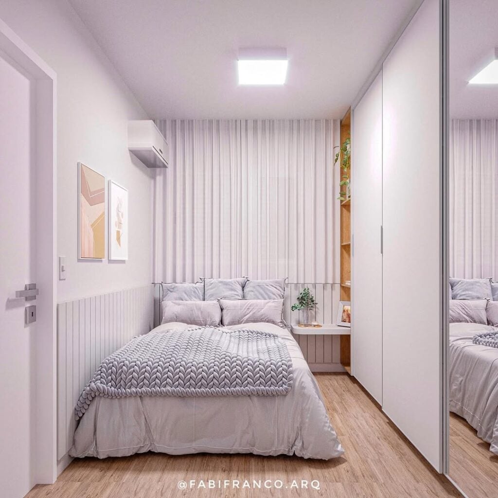 Quarto em tons de lilás, com mesa de cabeceira suspensa