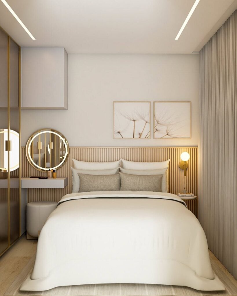 Quarto de casal com cabeceira ripada, espelho redondo e arandela