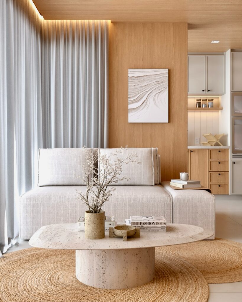 Sala de estar aconchegante com mesa de centro, tapete, sofá, quadro e cortina