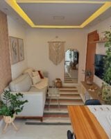 Sala de estar pequena com rack e TV