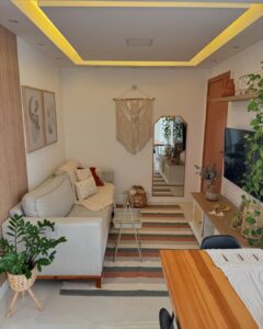 Sala de estar pequena com rack e TV