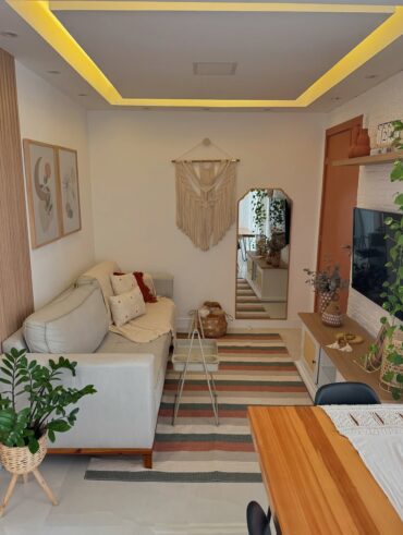 Sala de estar pequena com rack e TV