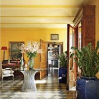 Ambiente com teto listrado em tons de amarelo