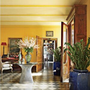 Ambiente com teto listrado em tons de amarelo