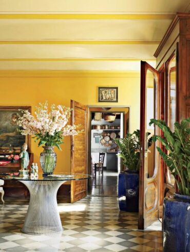 Ambiente com teto listrado em tons de amarelo