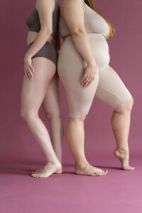 Foto de pernas de duas mulheres com corpos diversos