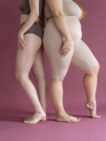 Foto de pernas de duas mulheres com corpos diversos