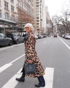 Mulher madura com casaco animal print