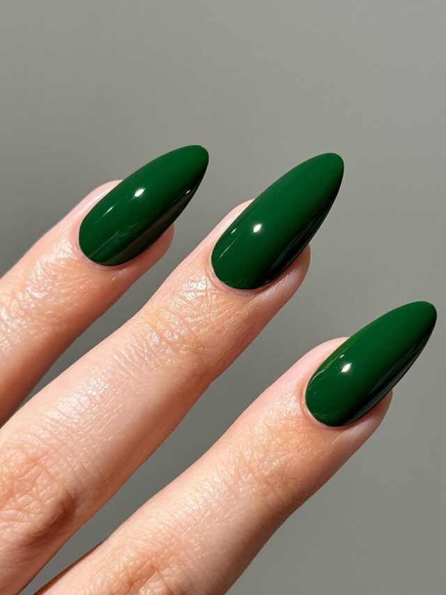 Mão de pele clara, com unha amendoada verde-escuro