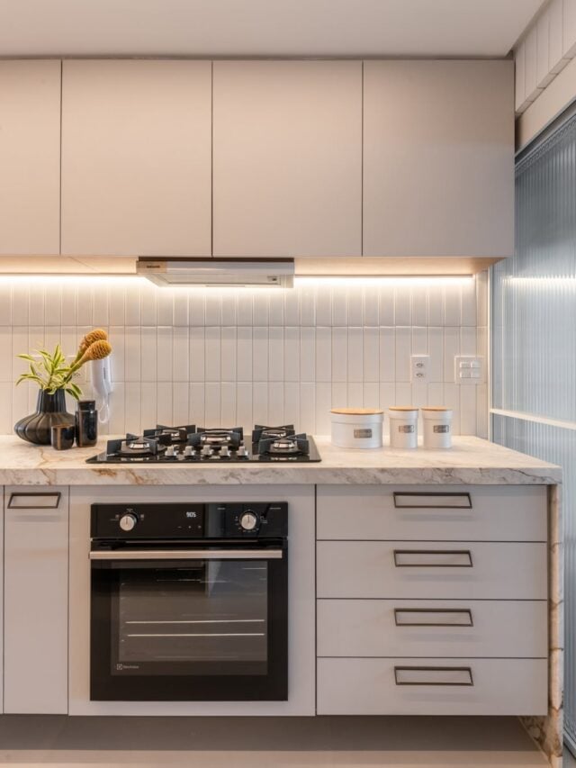 Cozinha em cinza-claro com iluminação sob o armário