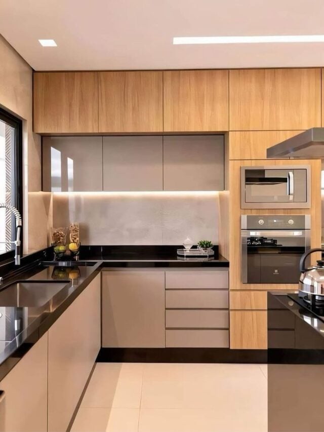 Cozinha pequena em cor amadeirada com eletros embutidos, bancada preta