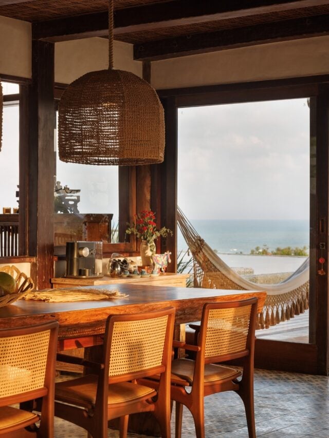 Mesa de jantar com decoração tropical chic