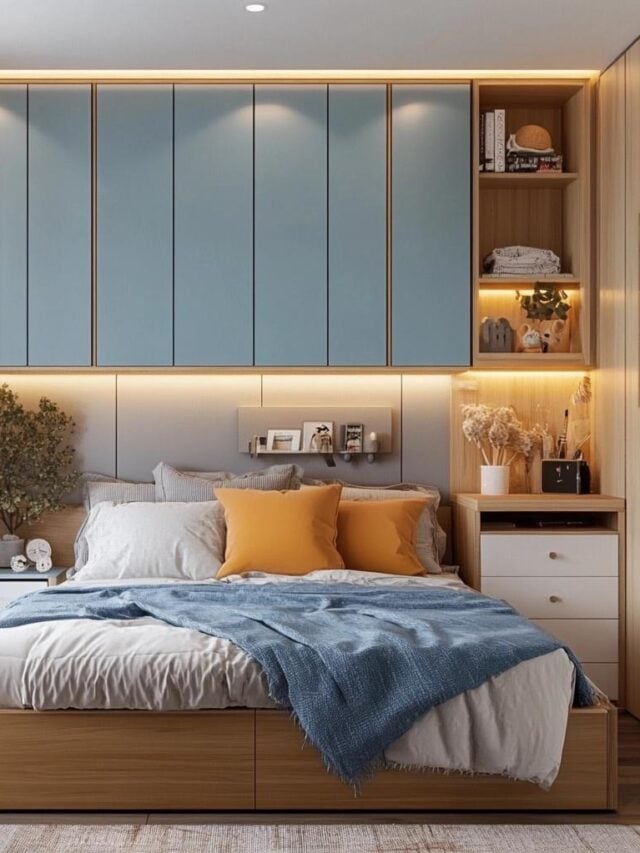 Quarto com roupeiro azul acima da cama, prateleiras e mesa de cabeceira em amadeirados
