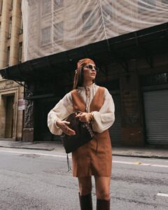 Mulher jovem e magra com look estilo boho chic.