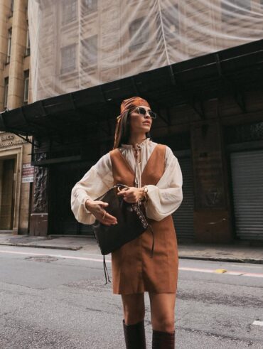 Mulher jovem e magra com look estilo boho chic.