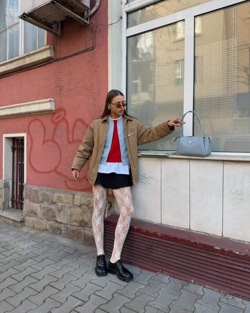 Mulher jovem com look com meia-calça branca