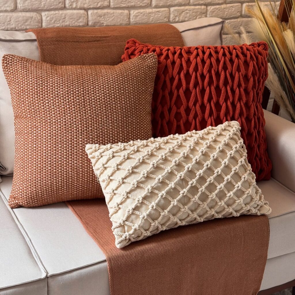 Almofadas terracota e bege com texturas