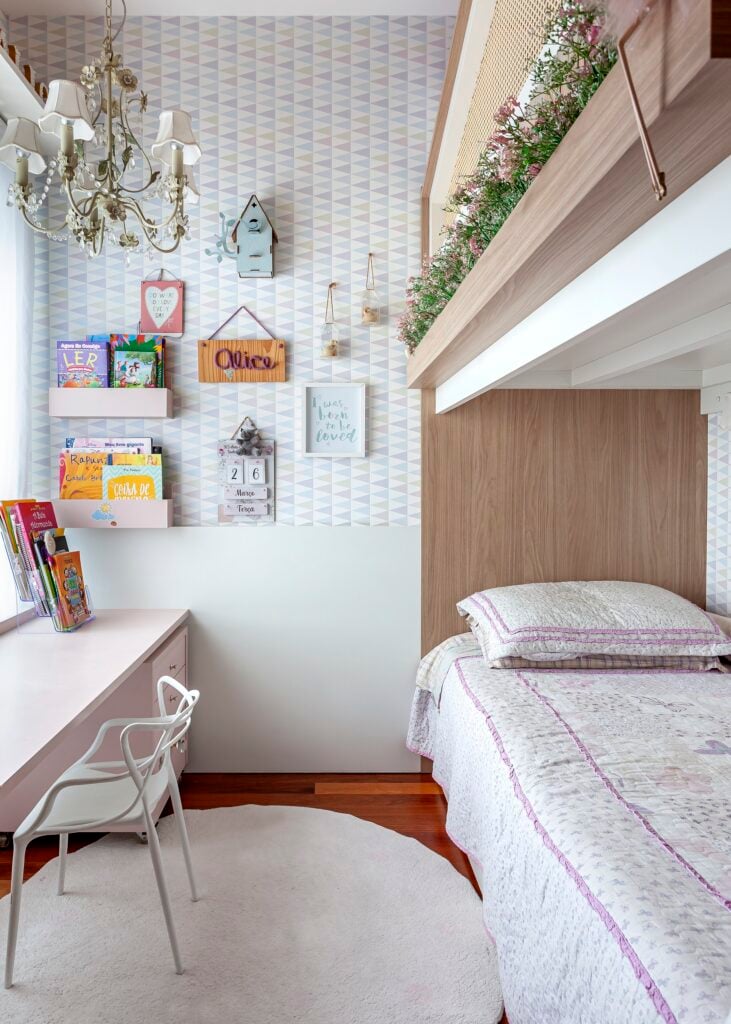 Quarto com papel de parede e enfeites na parede