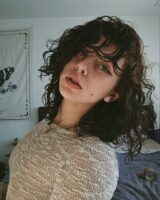 Mulher com corte de cabelo ondulado no corte clavicut ou long bob com franja longa