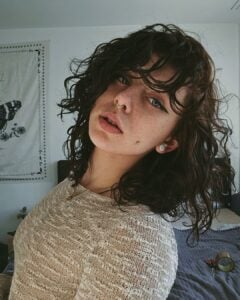Mulher com corte de cabelo ondulado no corte clavicut ou long bob com franja longa