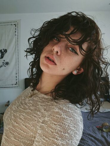 Mulher com corte de cabelo ondulado no corte clavicut ou long bob com franja longa