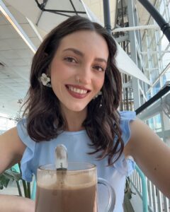 Mulher com corte de cabelo ondulado no corte clavicut ou long bob