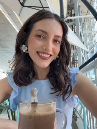 Mulher com corte de cabelo ondulado no corte clavicut ou long bob
