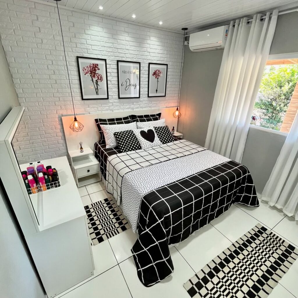 Cama com lençol e colcha xadrez em preto e branco, almofadas com bolinhas e coração