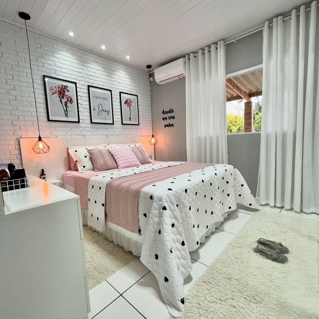 Quarto branco com cortina, roupa de cama em rosa e branco e pendentes
