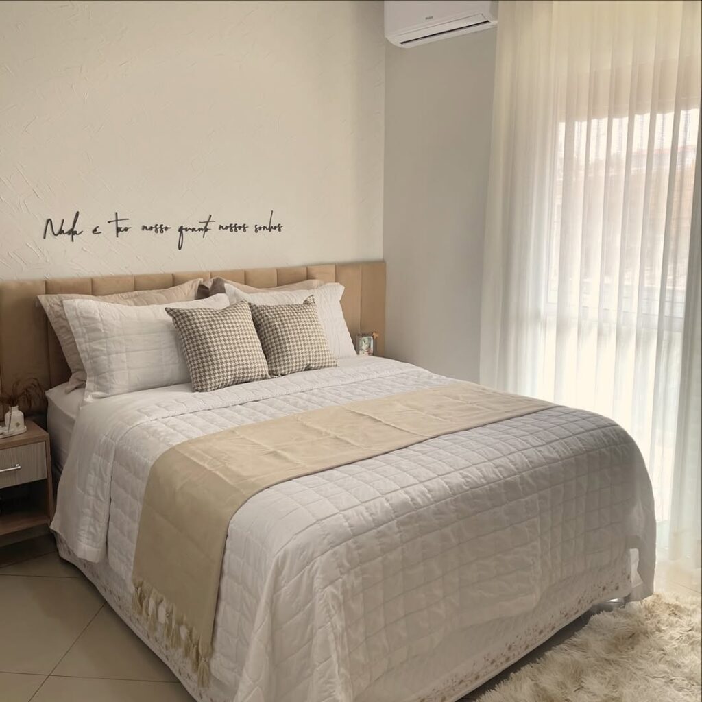 Quarto de casal com almofadas, colcha e manta na cama