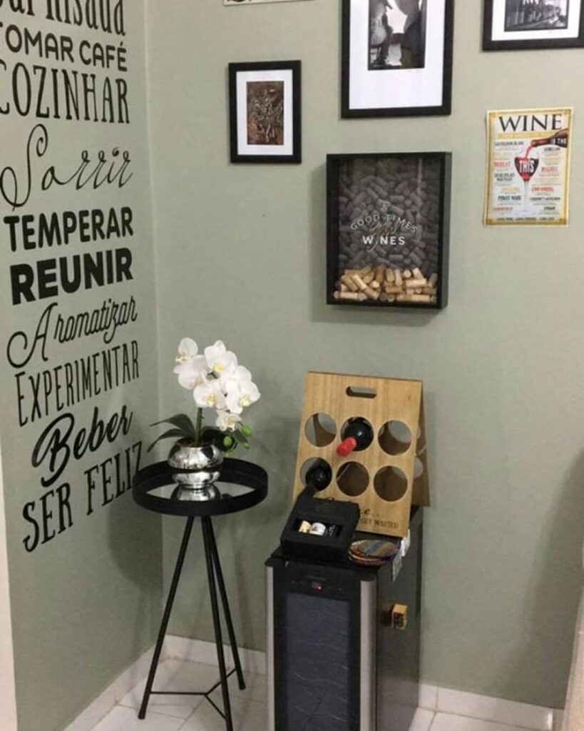 Cantinho do vinho com adega e plaquinhas sobre o tema