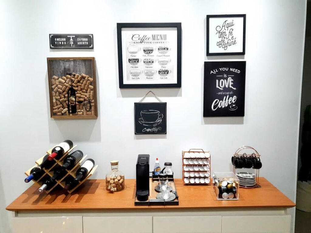 Cantinho com suporte para garrafas de vinho e quadro com rolhas