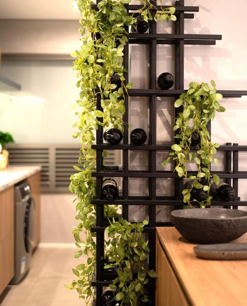 Adega de metal preto com plantas suspensas