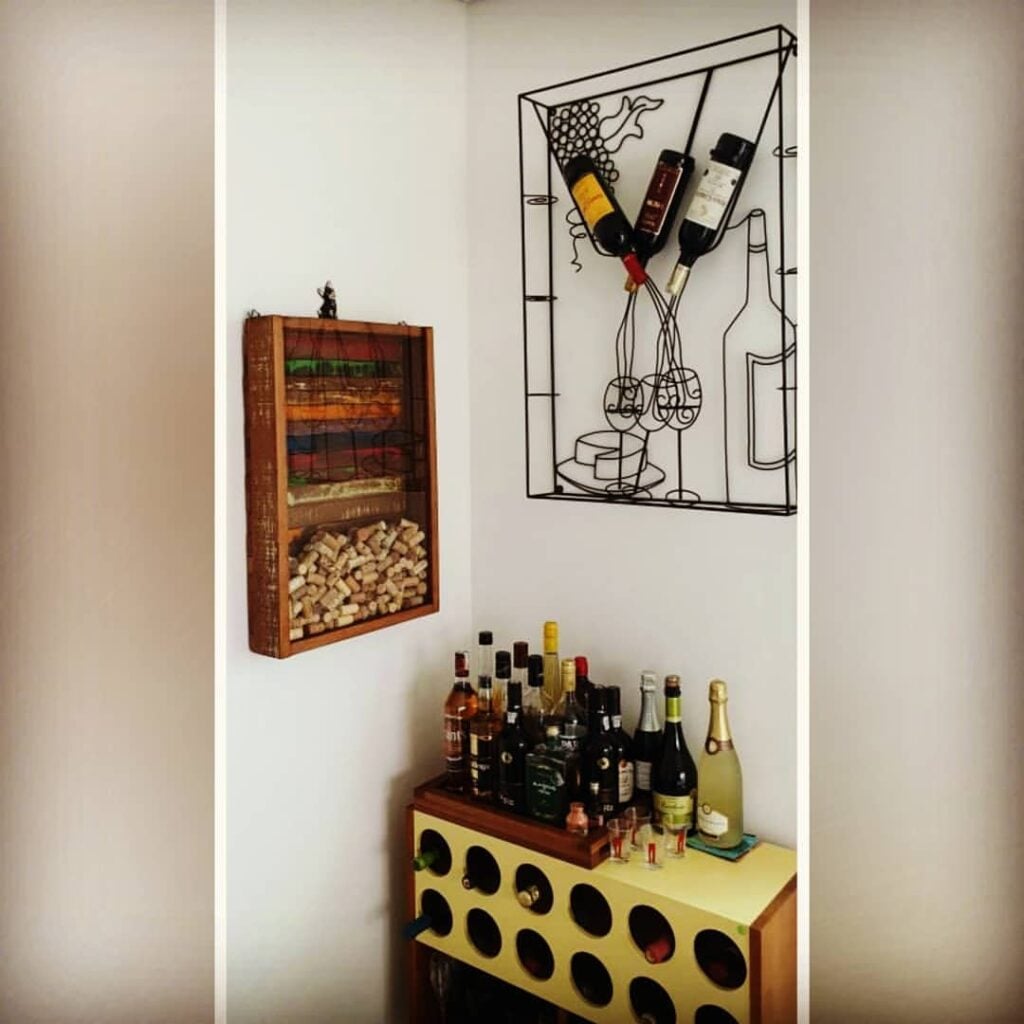 Cantinho do vinho com suporte para garrafas, quadro com rolhas e arte com garrafas