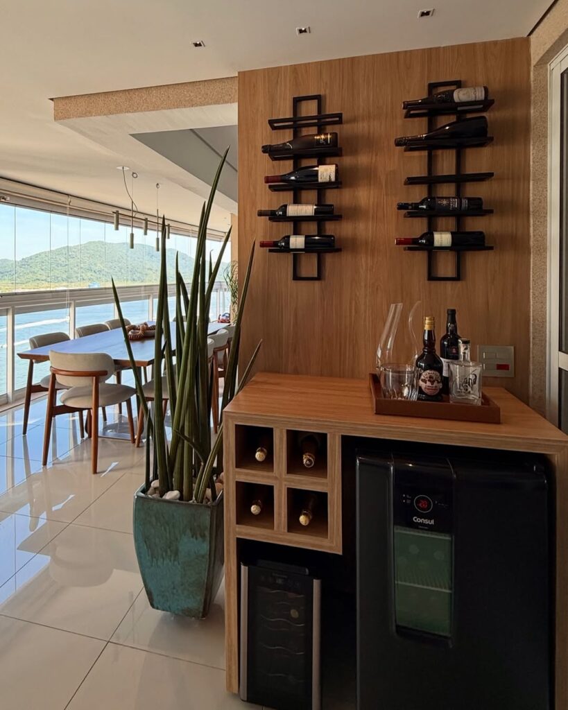 Suporte para vinhos na parede amaiderada, bandeja com decanter e taças