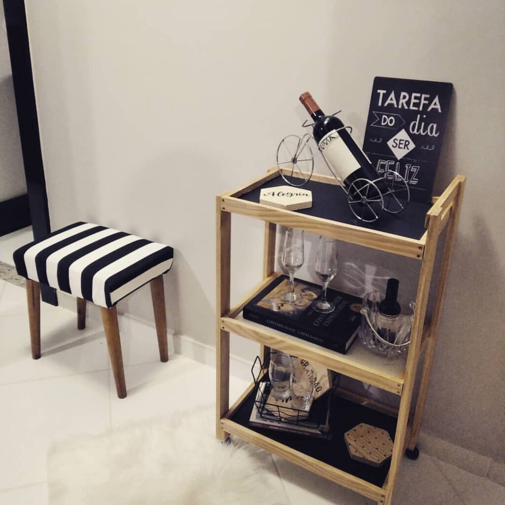 Carrinho com itens de vinho
