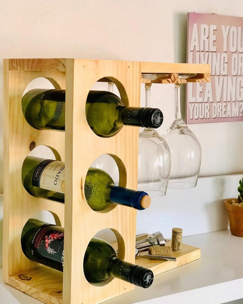 Suporte de madeira para vinhos e taças