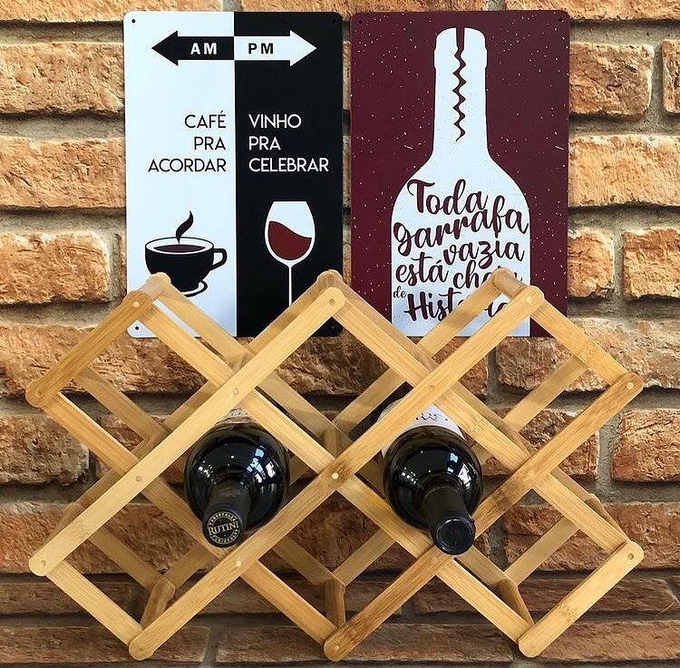 Suporte de madeira para vinhos e placas sobre vinho