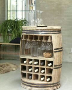 Cantinho do vinho em formato de baú com suporte para taças e espaço para garrafas