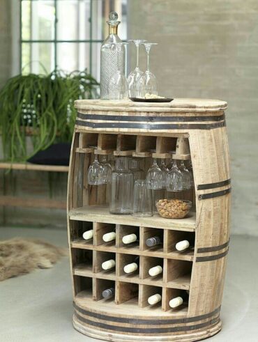 Cantinho do vinho em formato de baú com suporte para taças e espaço para garrafas