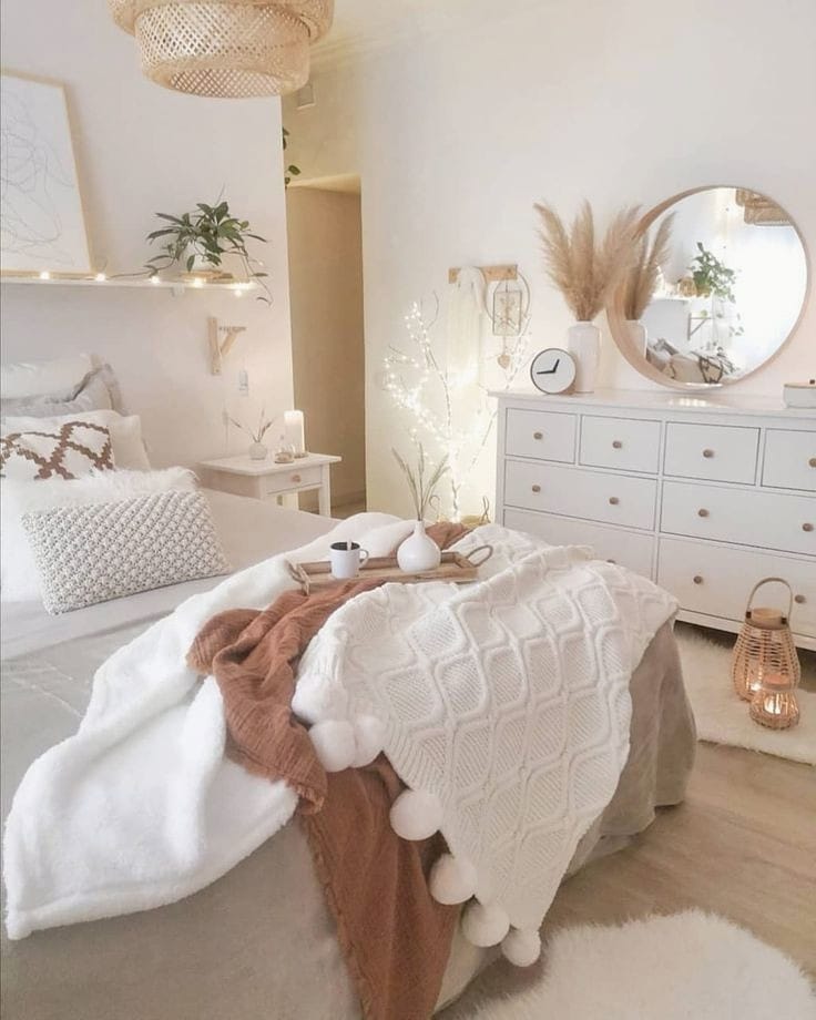 Quarto em branco e tons de marrom, com pendente e lanterna de fibras naturais
